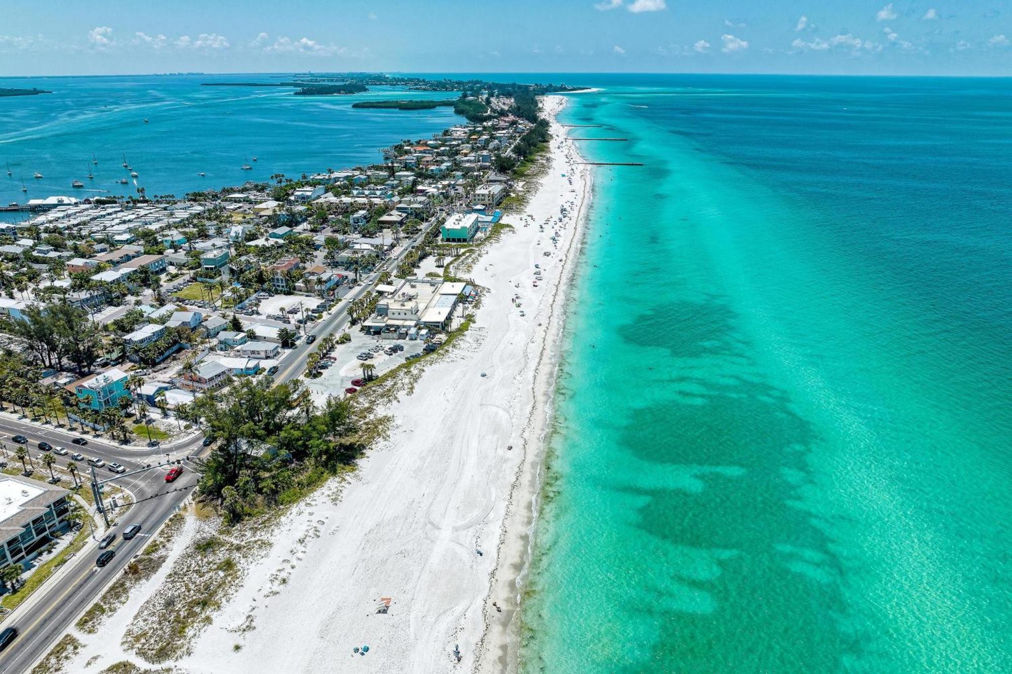 Anna Maria Island Runaway Tropical Dream-One Minute Walk To The Beach-Heated Pool Bradenton Beach Exteriör bild
