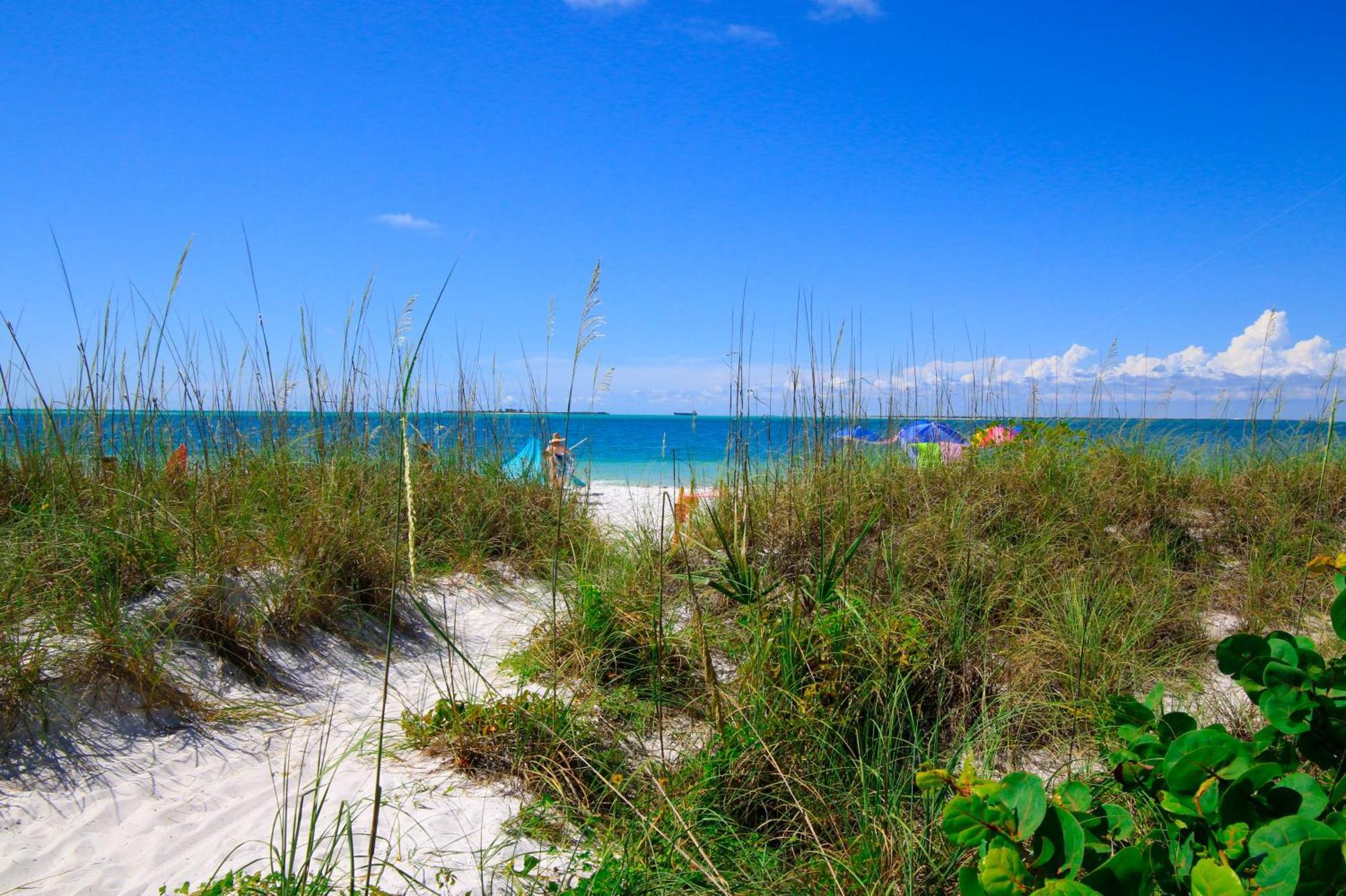 Anna Maria Island Runaway Tropical Dream-One Minute Walk To The Beach-Heated Pool Bradenton Beach Exteriör bild