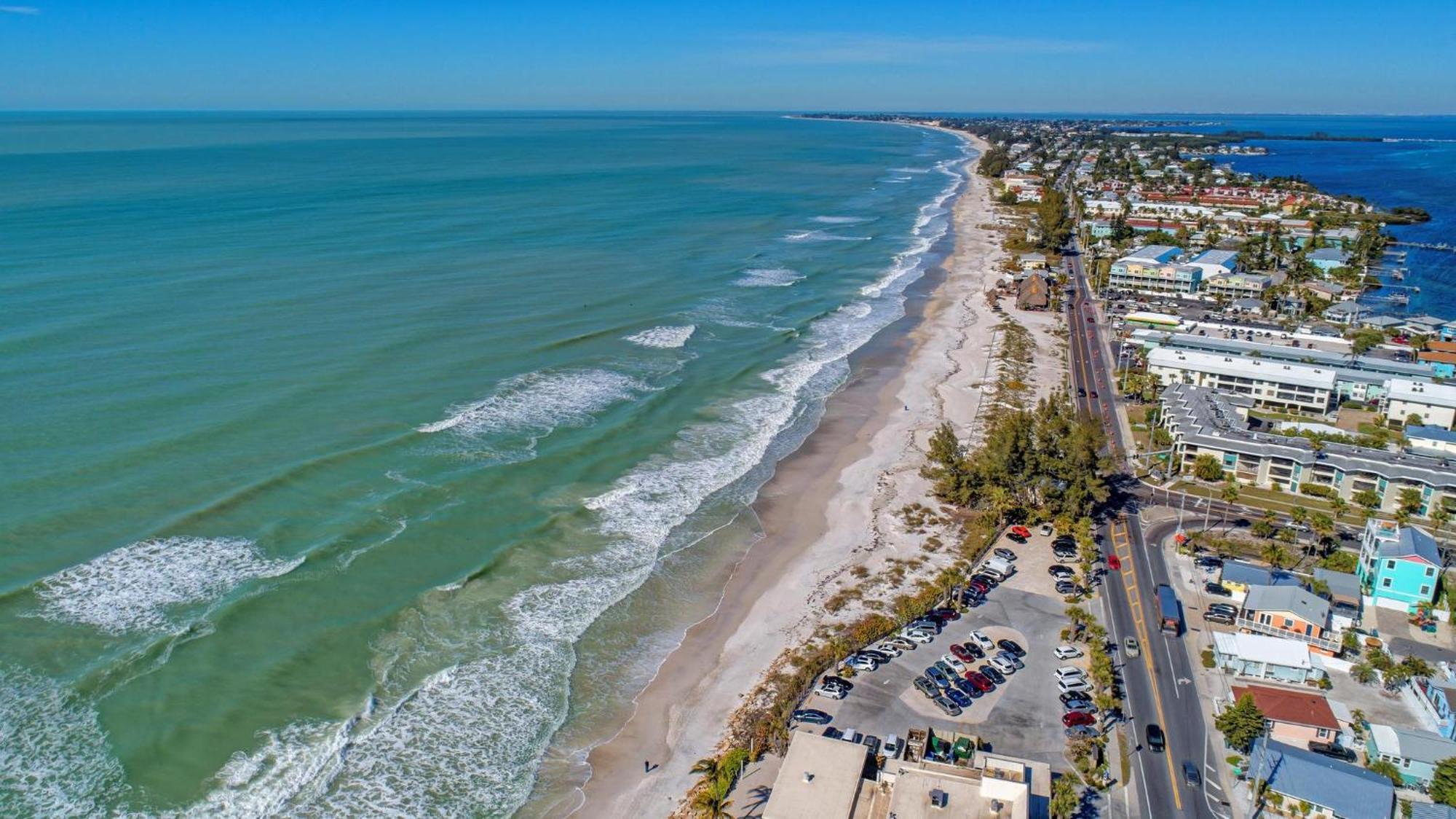 Anna Maria Island Runaway Tropical Dream-One Minute Walk To The Beach-Heated Pool Bradenton Beach Exteriör bild