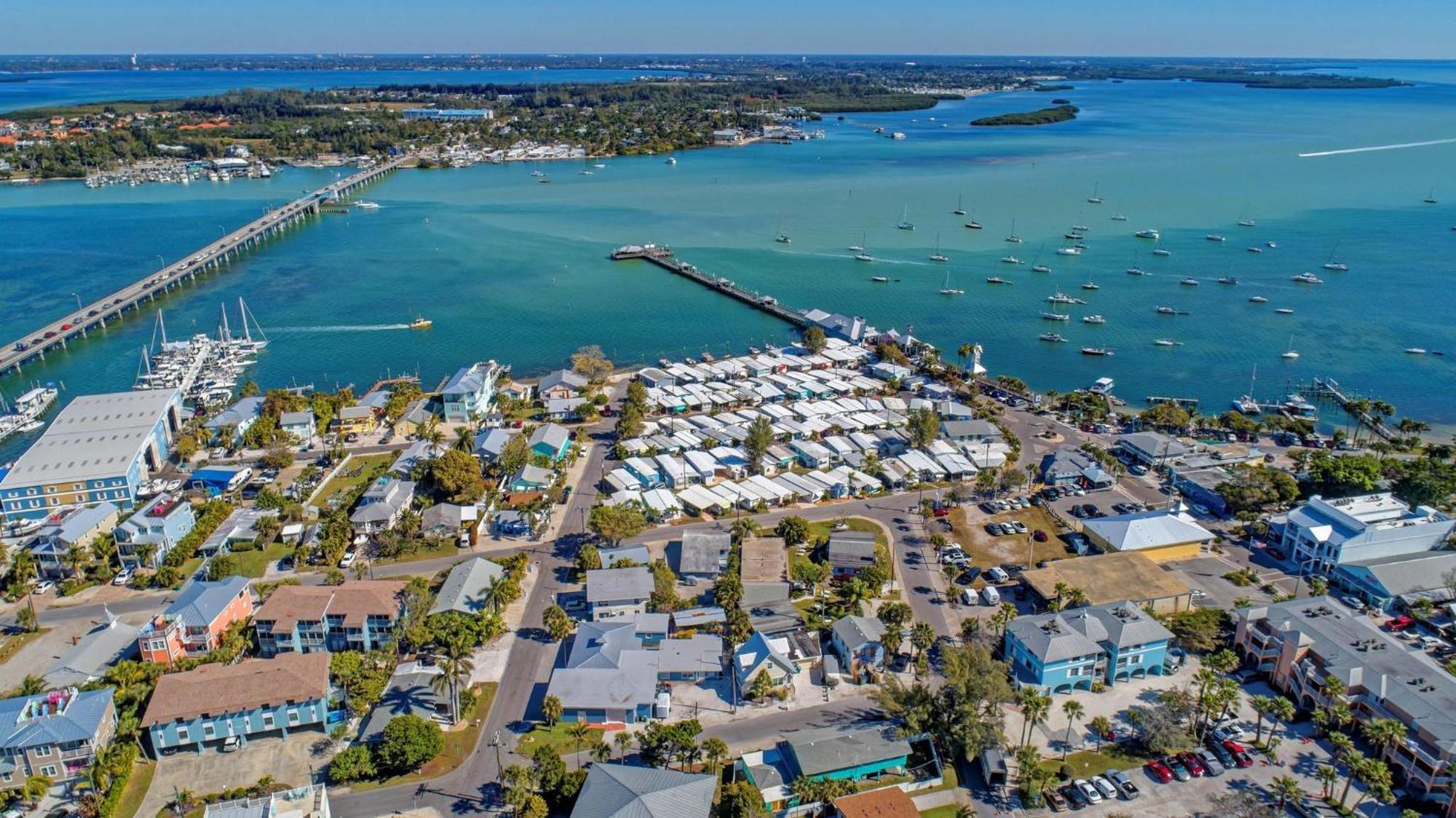 Anna Maria Island Runaway Tropical Dream-One Minute Walk To The Beach-Heated Pool Bradenton Beach Exteriör bild