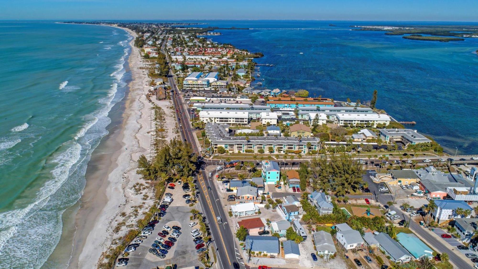 Anna Maria Island Runaway Tropical Dream-One Minute Walk To The Beach-Heated Pool Bradenton Beach Exteriör bild