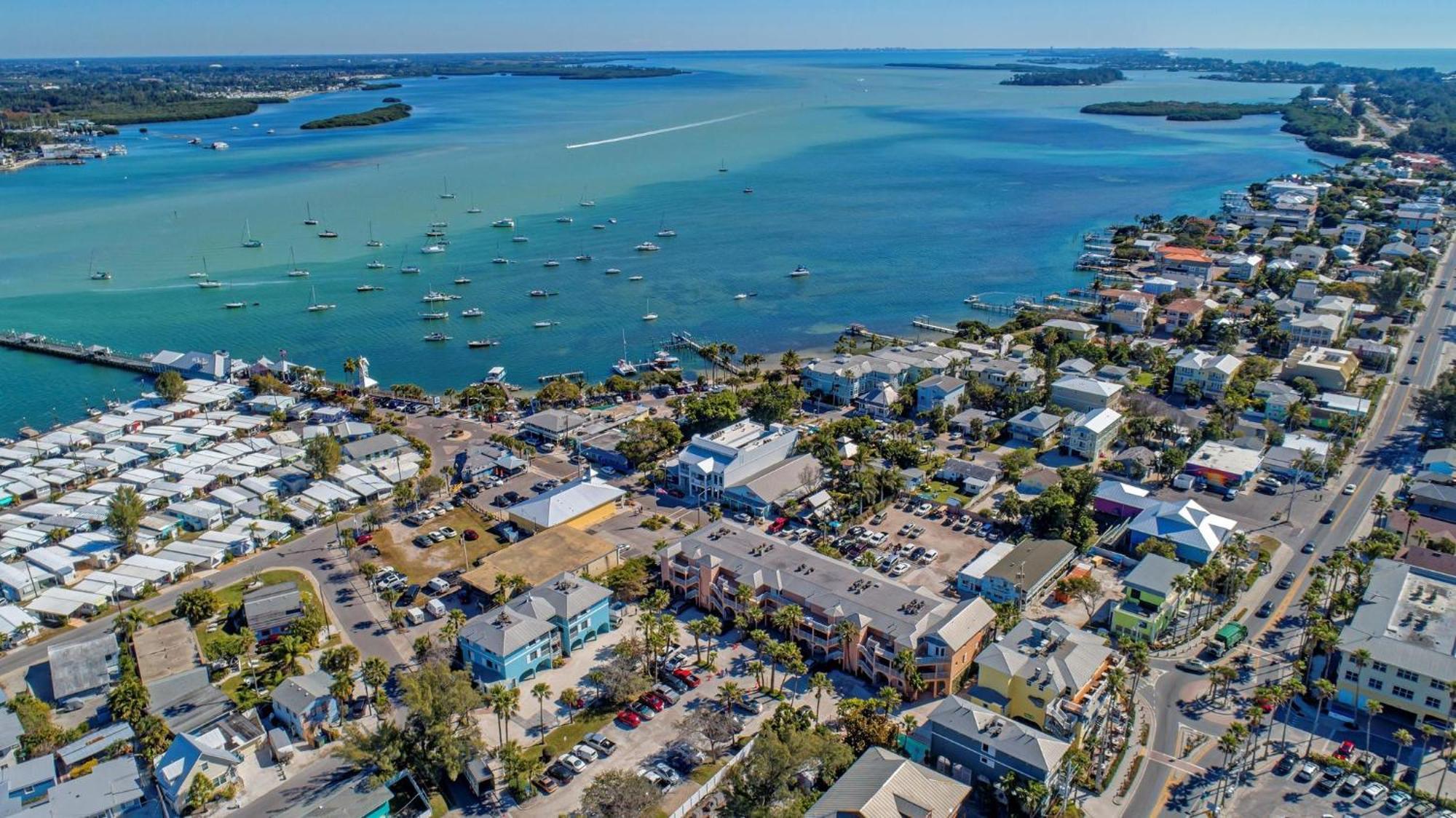 Anna Maria Island Runaway Tropical Dream-One Minute Walk To The Beach-Heated Pool Bradenton Beach Exteriör bild