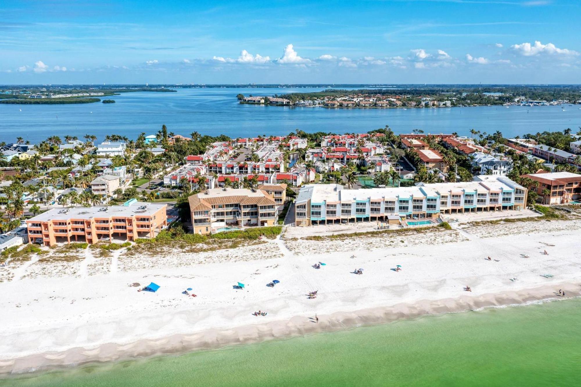 Anna Maria Island Runaway Tropical Dream-One Minute Walk To The Beach-Heated Pool Bradenton Beach Exteriör bild