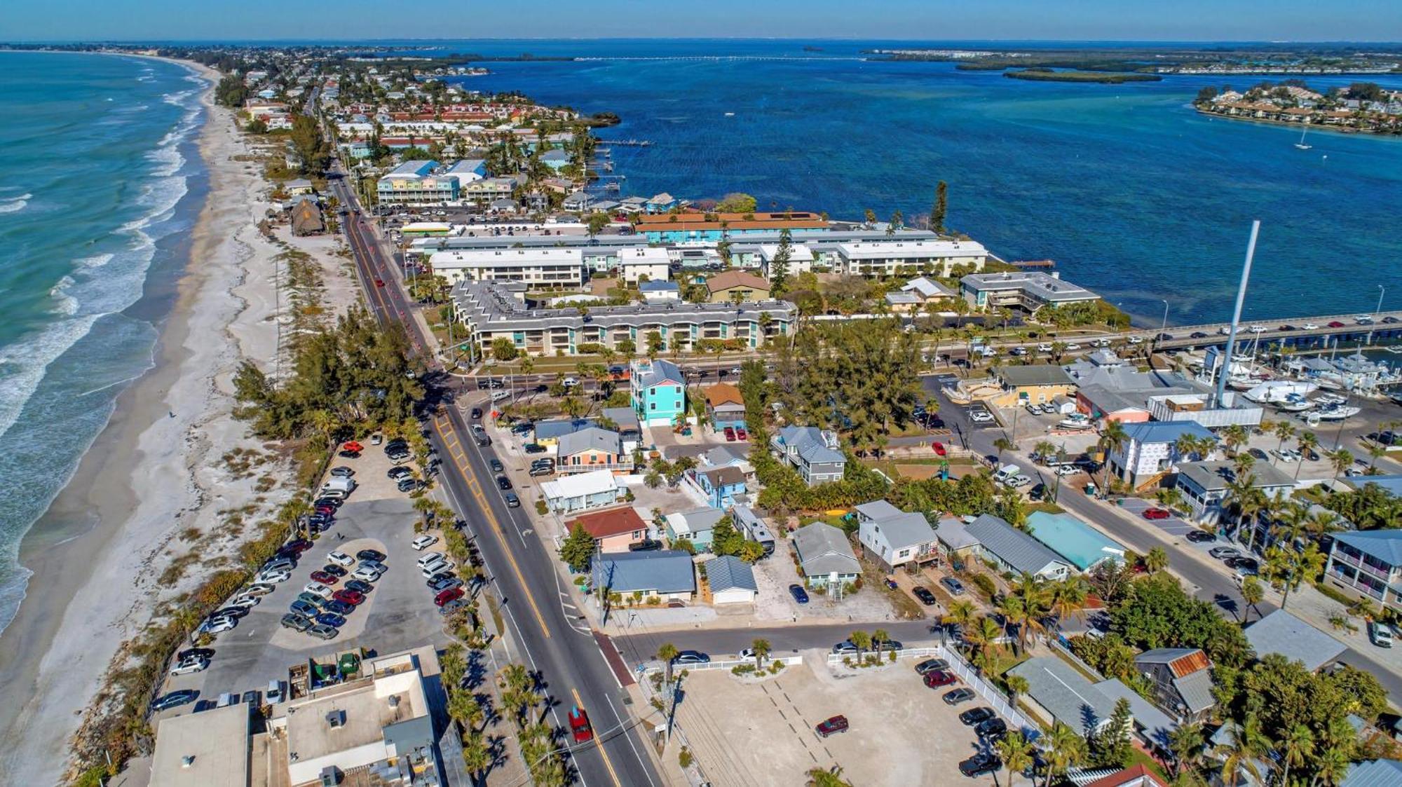 Anna Maria Island Runaway Tropical Dream-One Minute Walk To The Beach-Heated Pool Bradenton Beach Exteriör bild