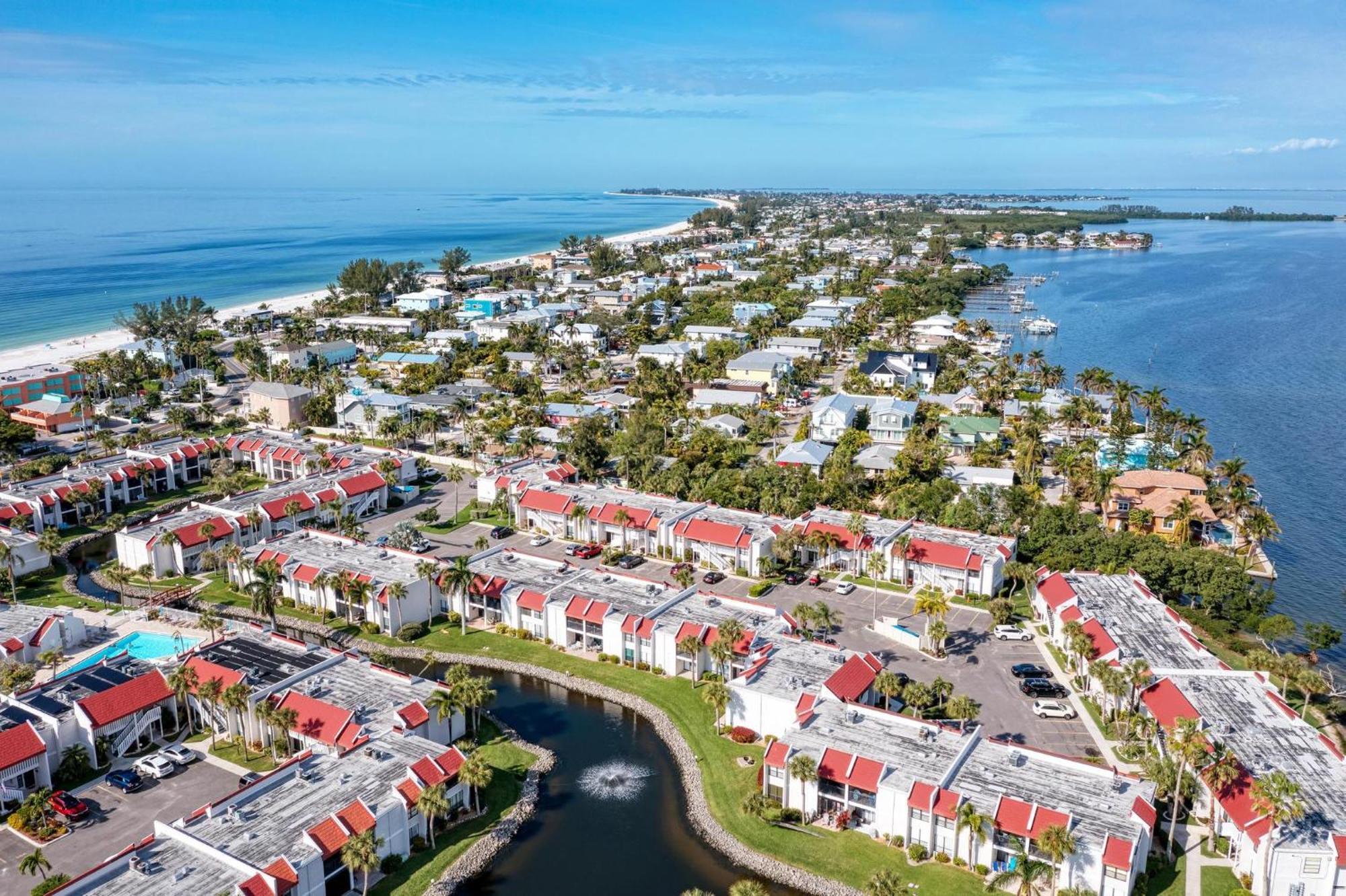 Anna Maria Island Runaway Tropical Dream-One Minute Walk To The Beach-Heated Pool Bradenton Beach Exteriör bild