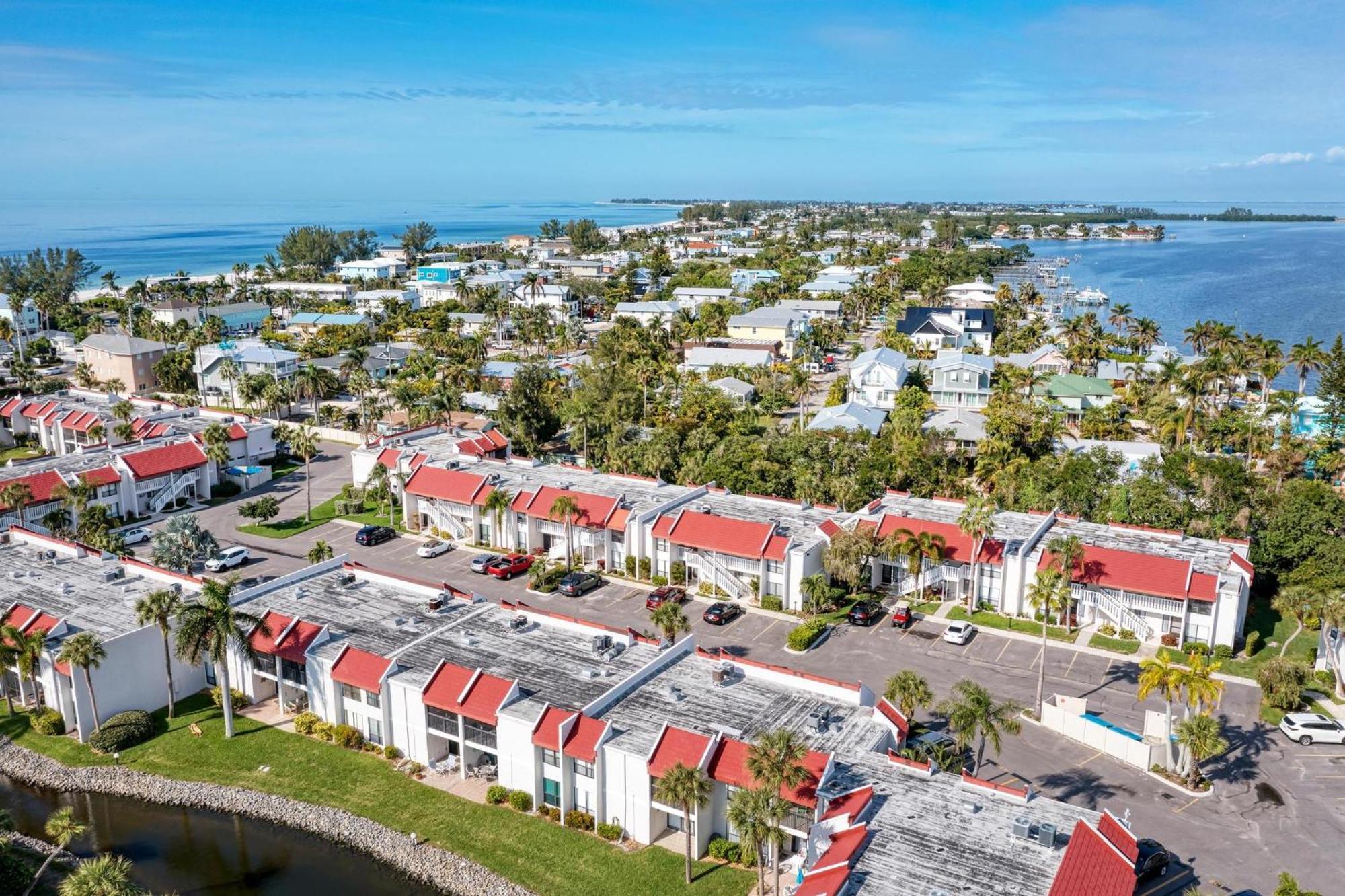 Anna Maria Island Runaway Tropical Dream-One Minute Walk To The Beach-Heated Pool Bradenton Beach Exteriör bild