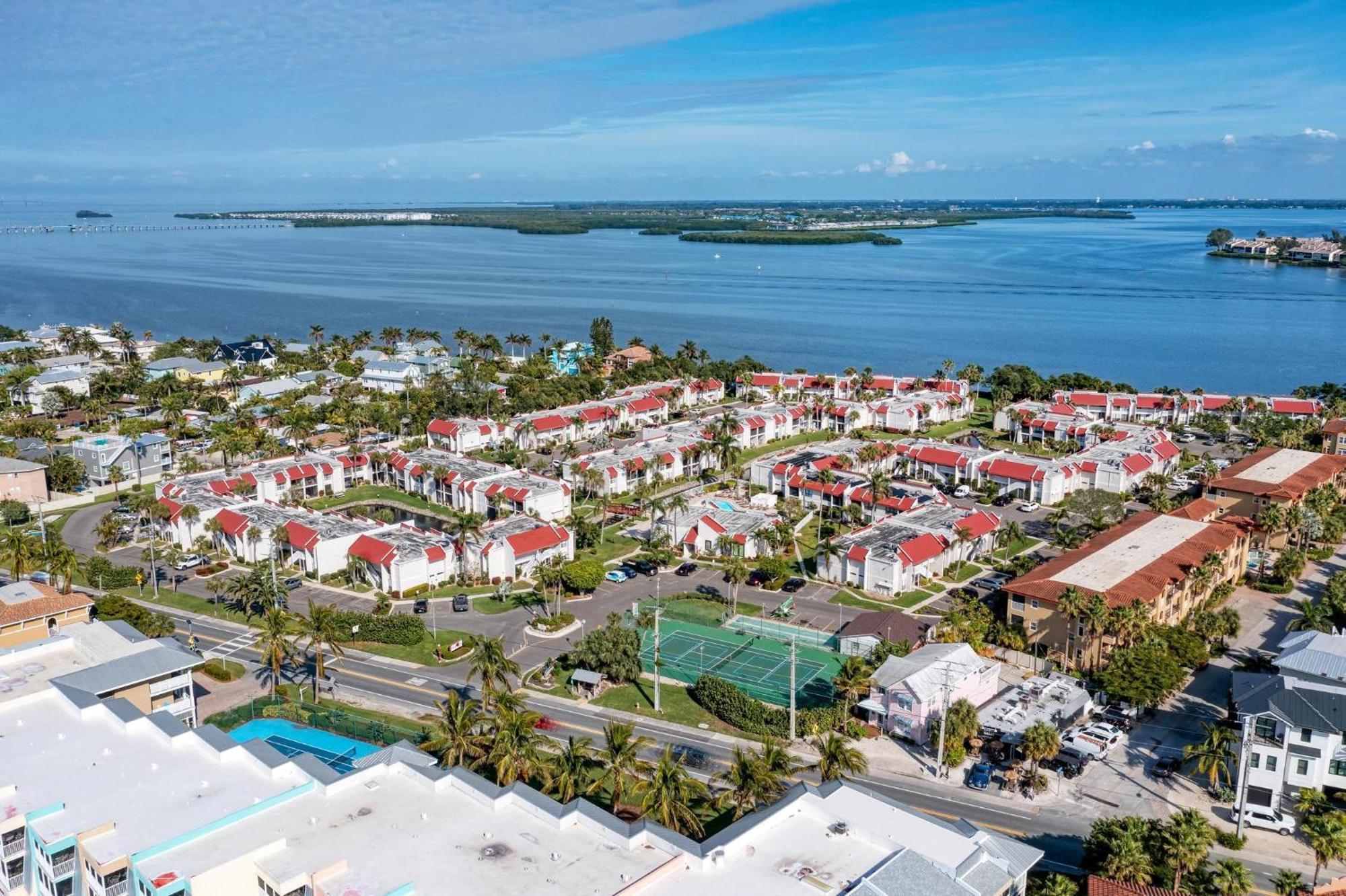 Anna Maria Island Runaway Tropical Dream-One Minute Walk To The Beach-Heated Pool Bradenton Beach Exteriör bild